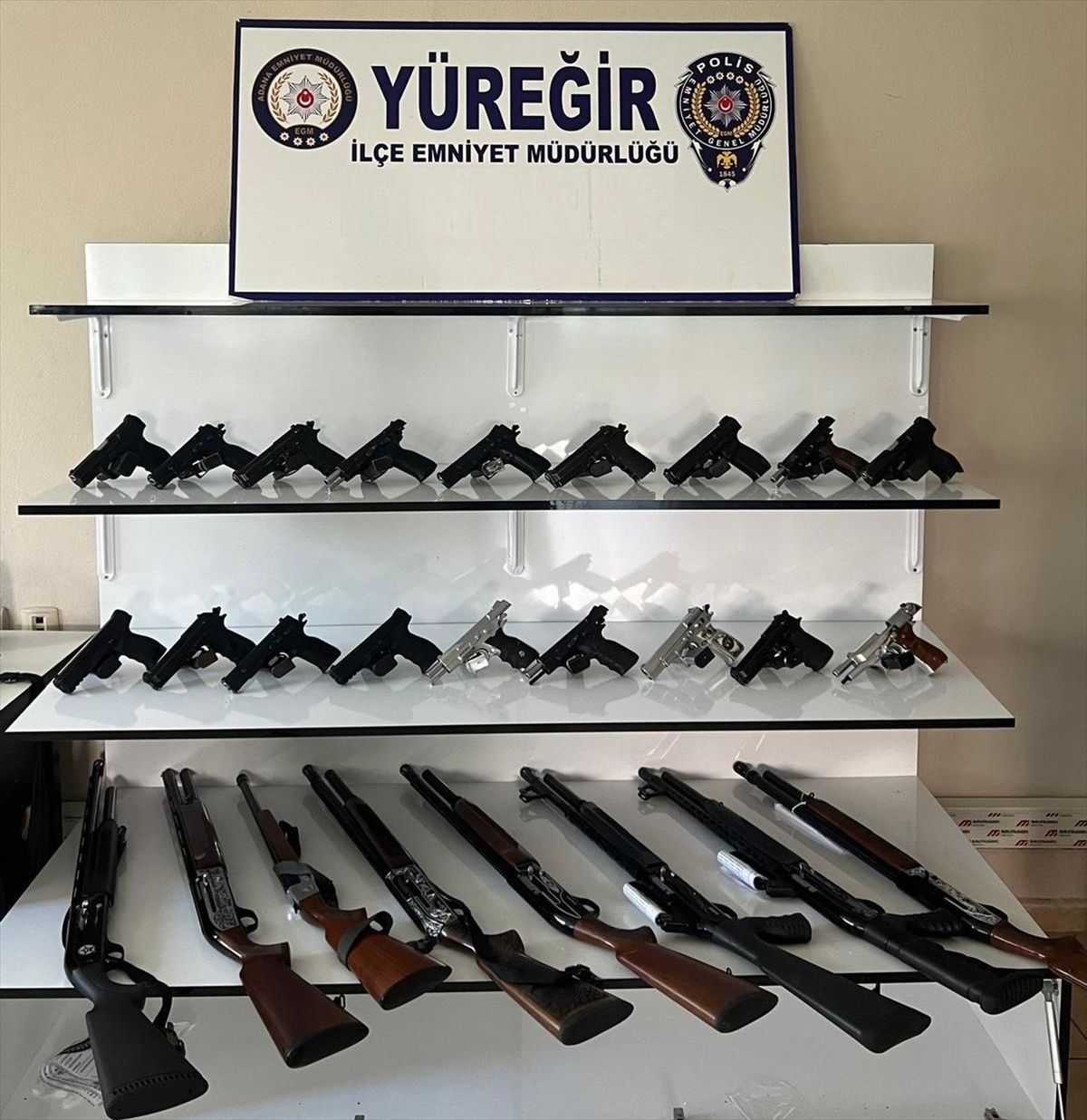 Yüreğir\'de Polis Operasyonu: 26 Ruhsatsız Silah Ele Geçirildi