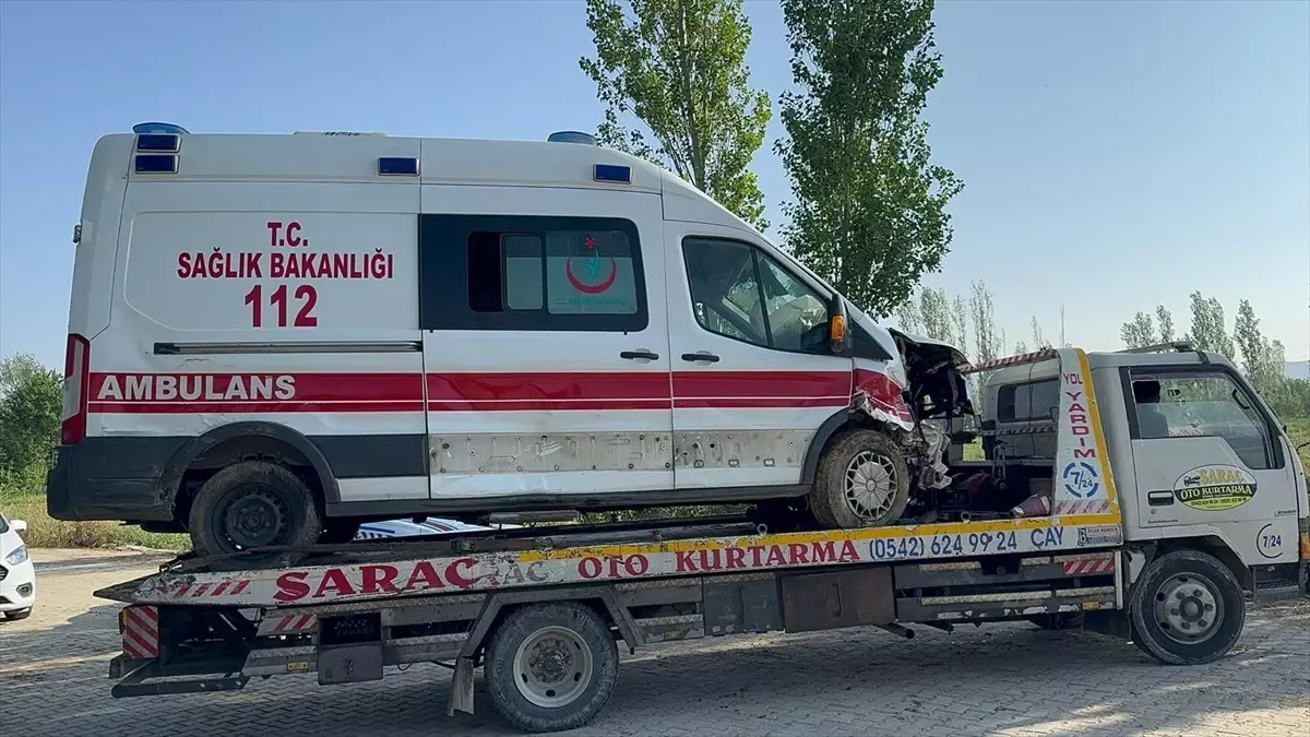 Bolvadin\'de Ambulans ile Otomobil Çarpıştı: 5 Yaralı