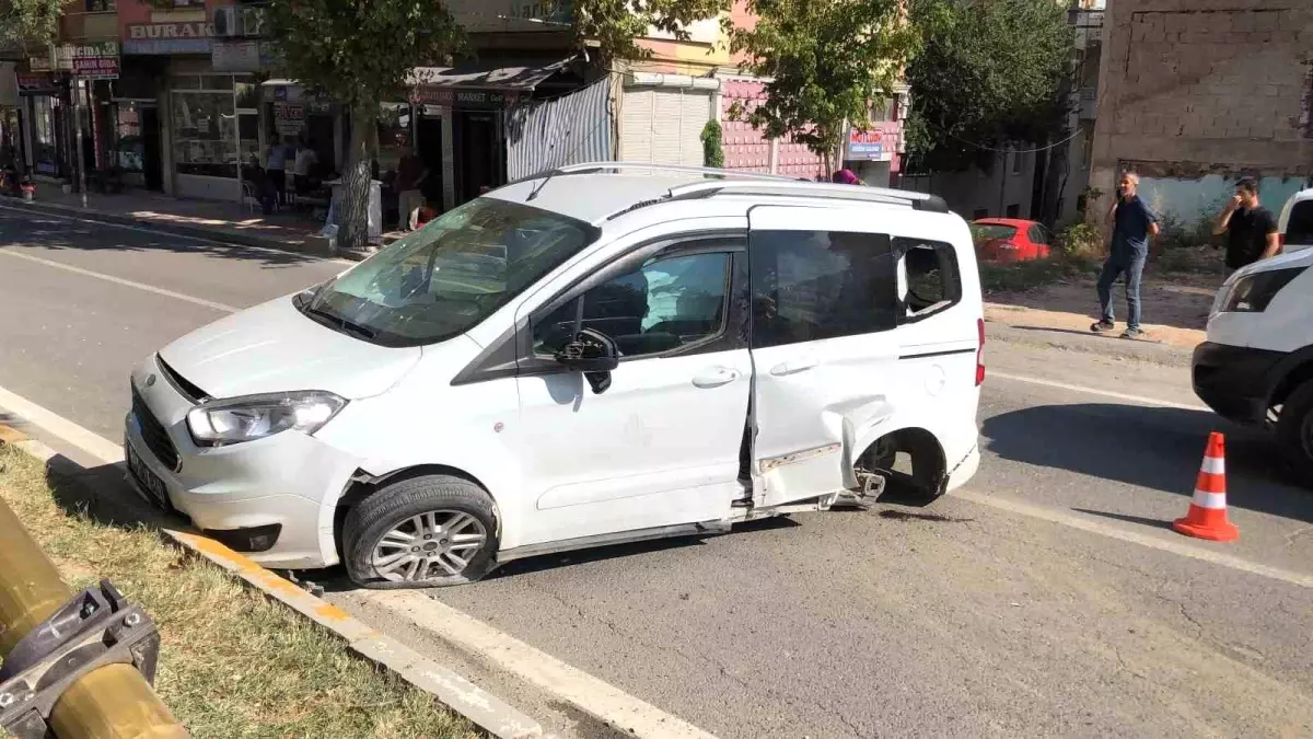 Elazığ\'da Ambulans ile Ticari Araç Çarpıştı: 2 Yaralı