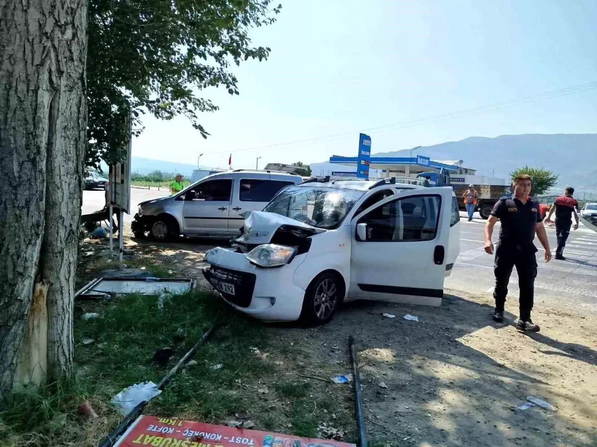 Aydın\'da Zincirleme Trafik Kazası: Yaralanan Olmadı, Maddi Hasar Meydana Geldi