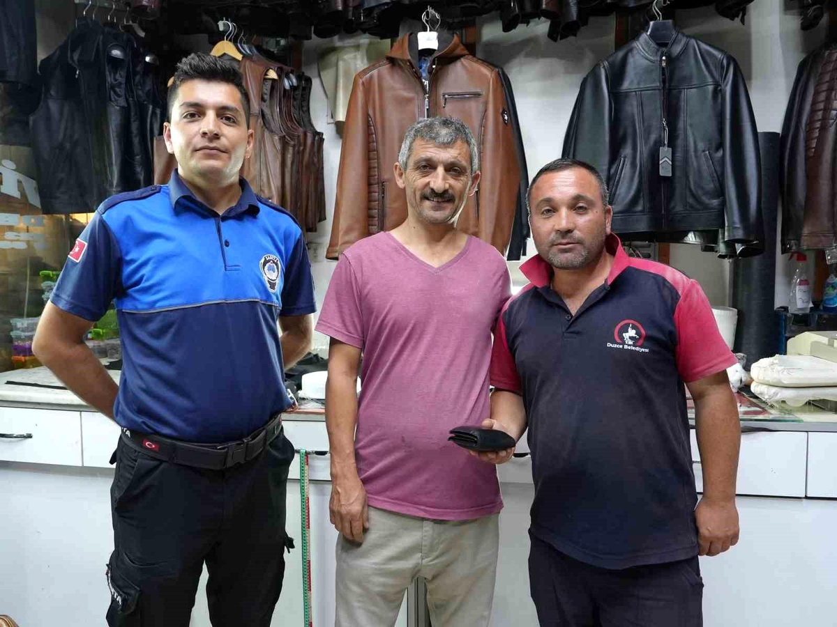 Düzce Belediyesi Temizlik İşleri Personeli Kaybolan Eşyaları Sahiplerine Ulaştırdı
