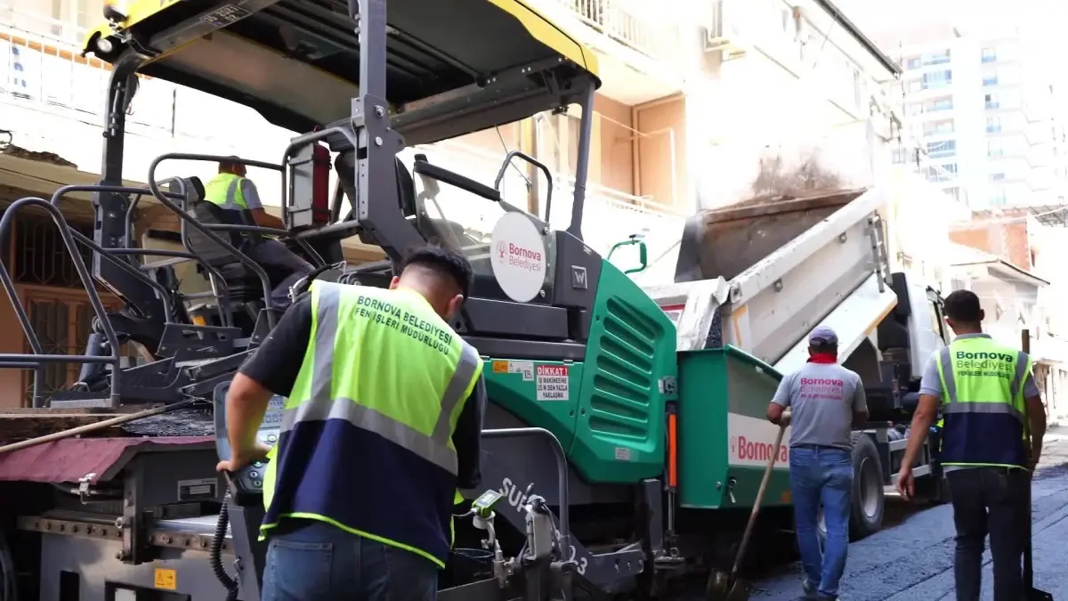 Bornova Belediyesi Yol Yapım Çalışmalarına Devam Ediyor