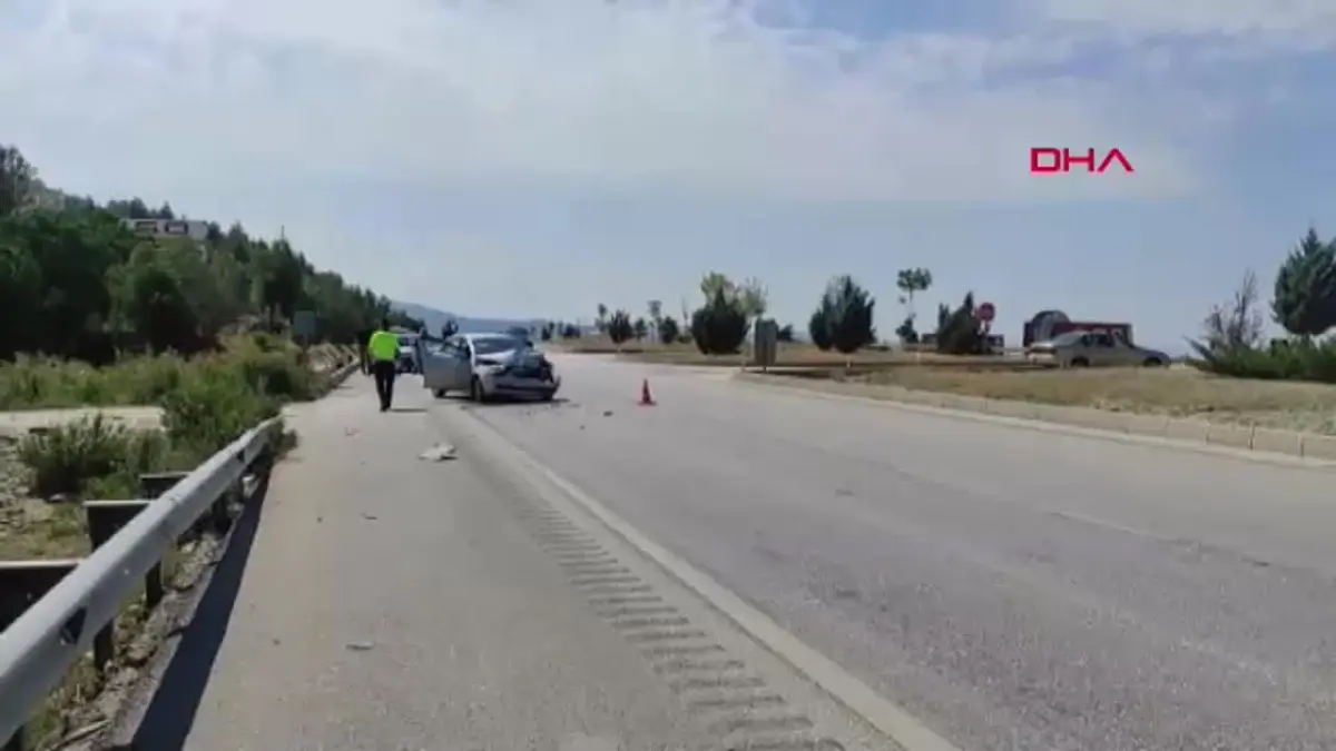 Burdur\'da Otomobillerin Çarpıştığı Kazada 3 Kişi Yaralandı