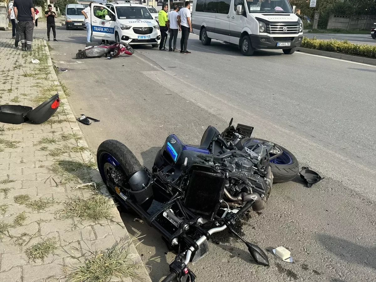 Düzce\'de Motosiklet Çarpışması: İki Sürücü Ağır Yaralandı