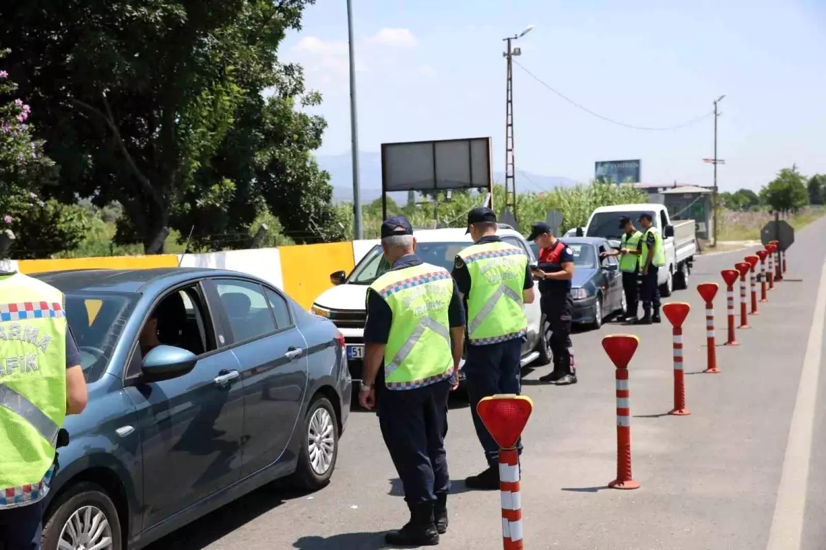 Aydın\'da Yol Kontrol Noktasında 21 Düzensiz Göçmen Yakalandı