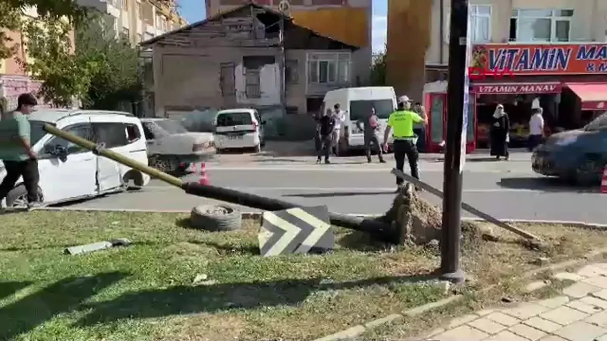 Elazığ\'da Ambulans ile Ticari Araç Çarpıştı, 2 Yaralı