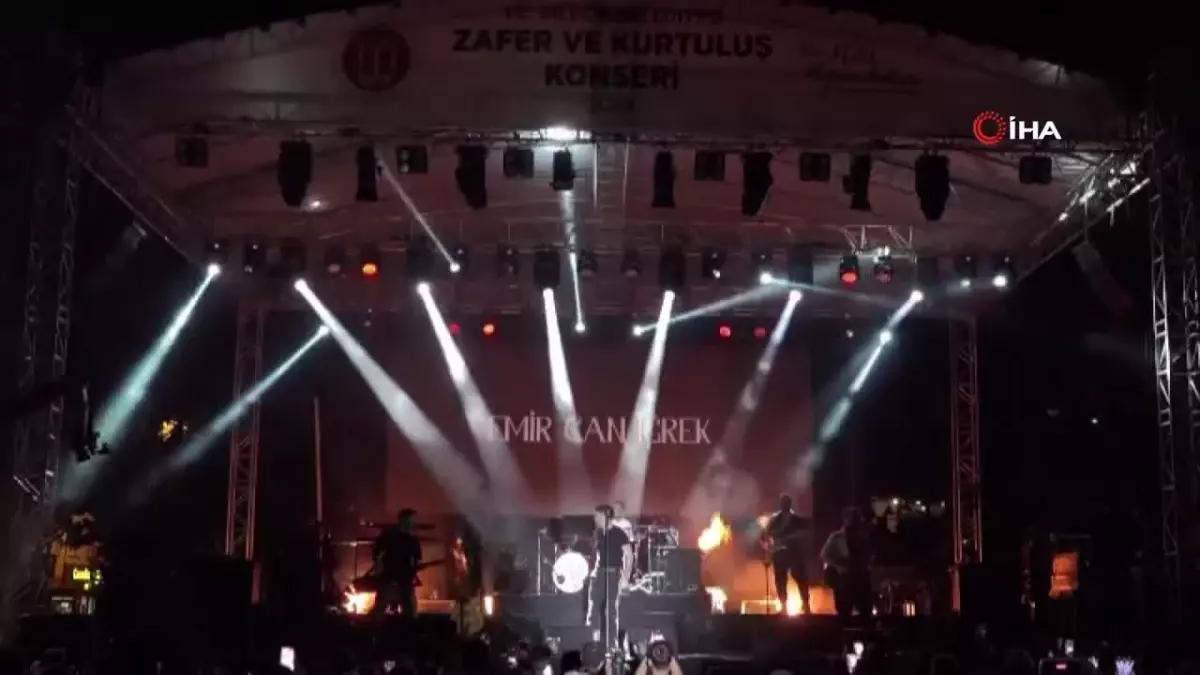 Emir Can İğrek konserinde sevenleri alana sığmadı