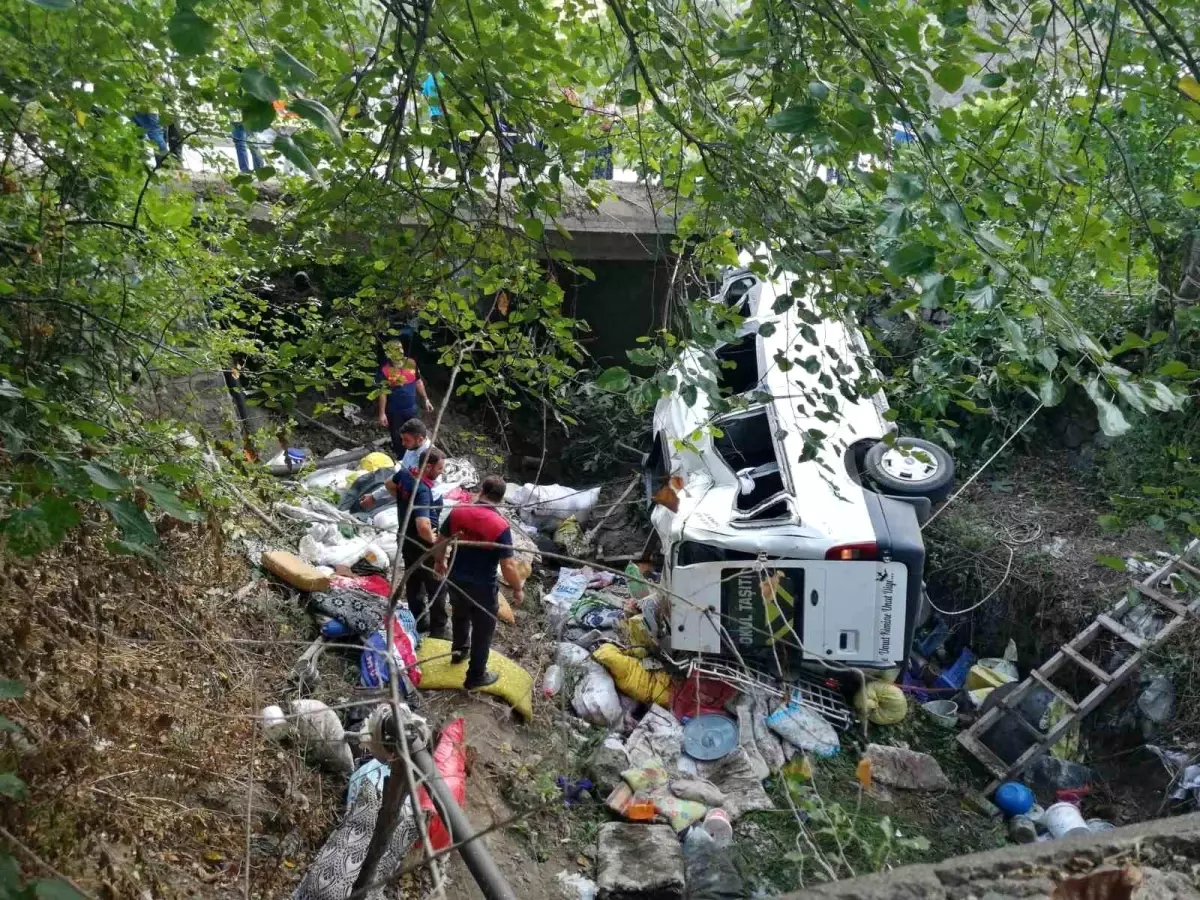 Tokat\'ta Fındık İşçilerini Taşıyan Minibüs Şarampole Devrildi: 26 Yaralı