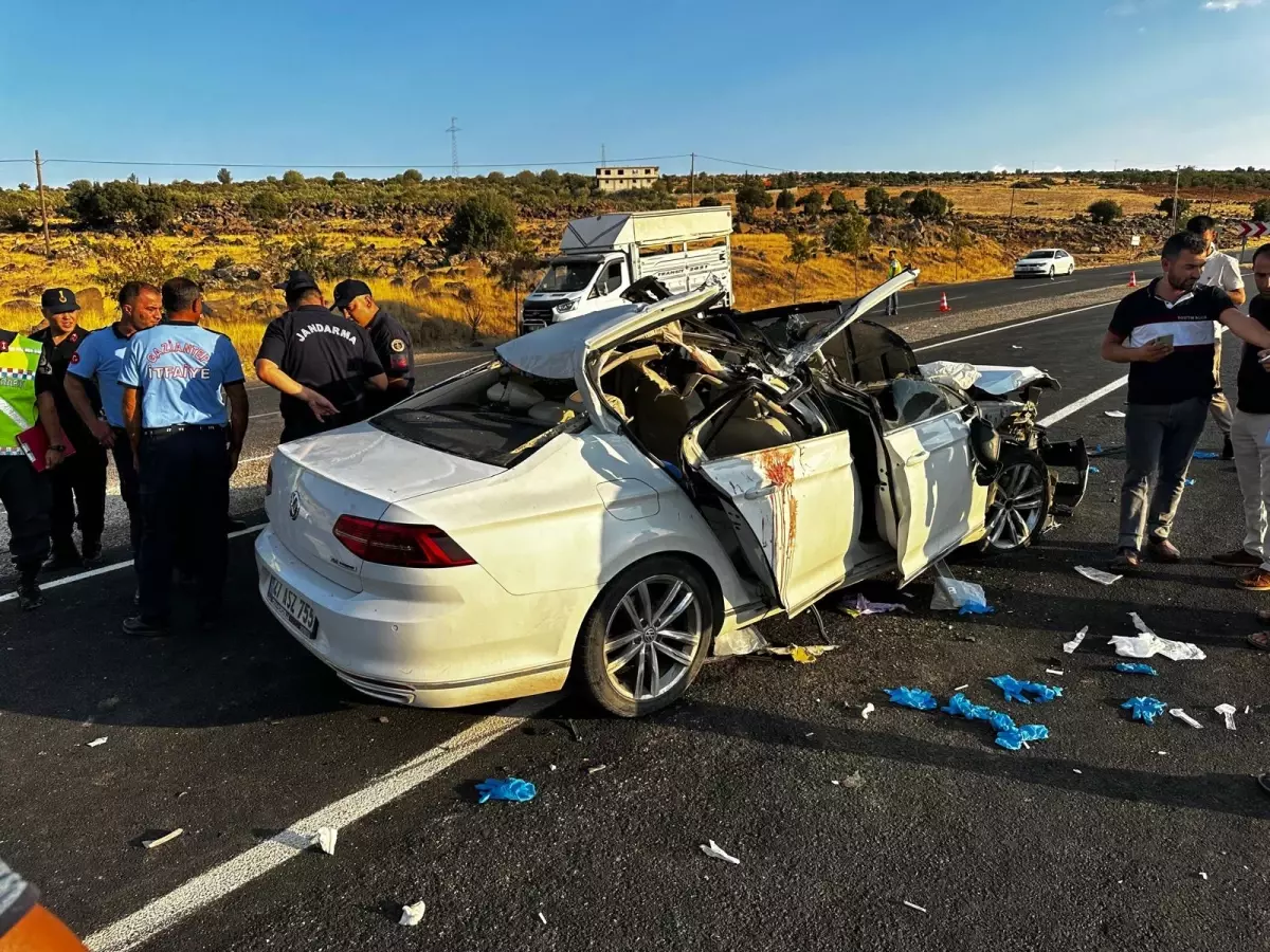 Gaziantep\'te Trafik Kazası: İki Kız Kardeş Hayatını Kaybetti, 8 Yaralı