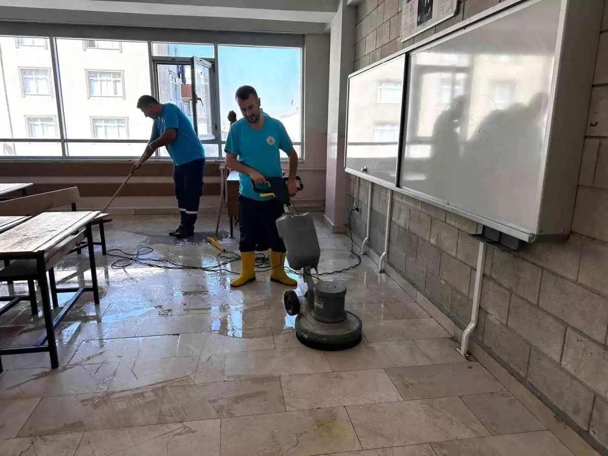 Kağıthane Belediyesi Okullarda Temizlik ve Bakım Çalışmaları Yapıyor