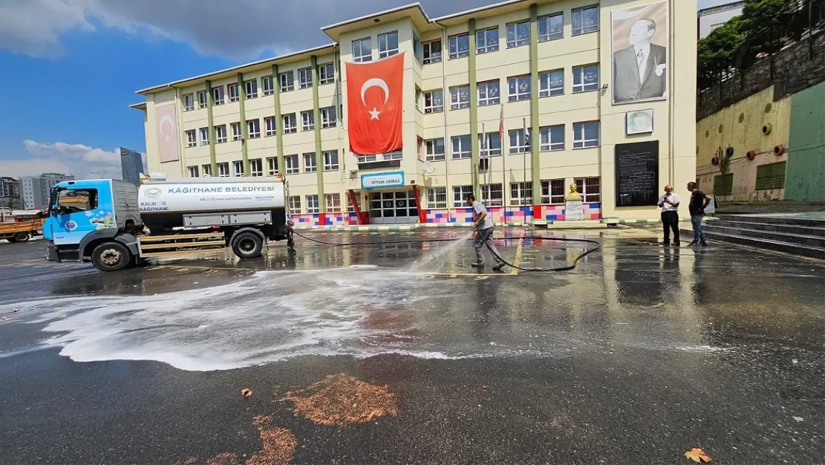 Kağıthane Belediyesi\'nden Okullara Temizlik ve Bakım Desteği