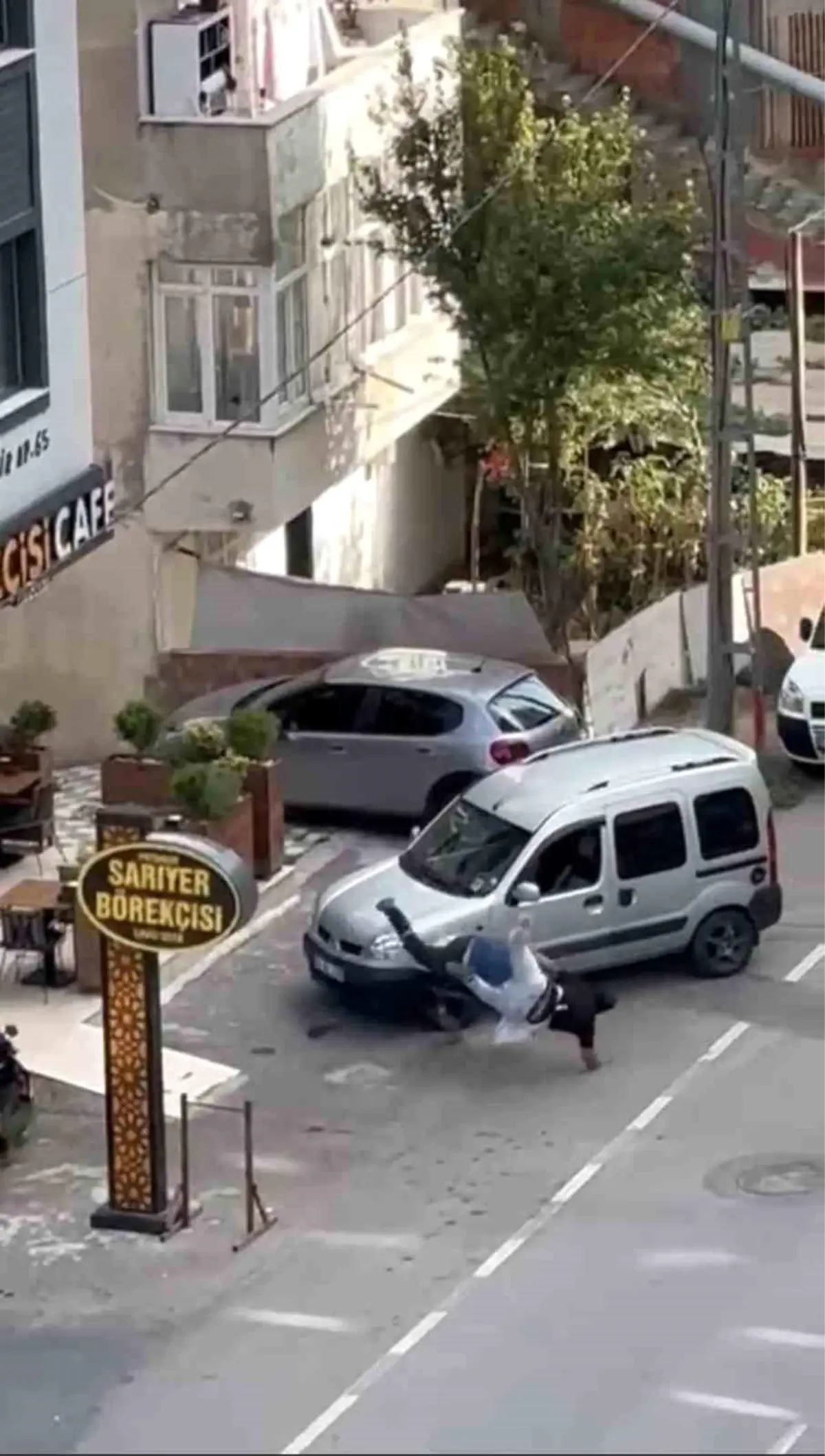 Pendik\'te Koca ile Çalışanlar Arasında Bıçaklı Kavga: Kadın Mesajla Arkadaşlık Teklifine Tepki Gösterdi