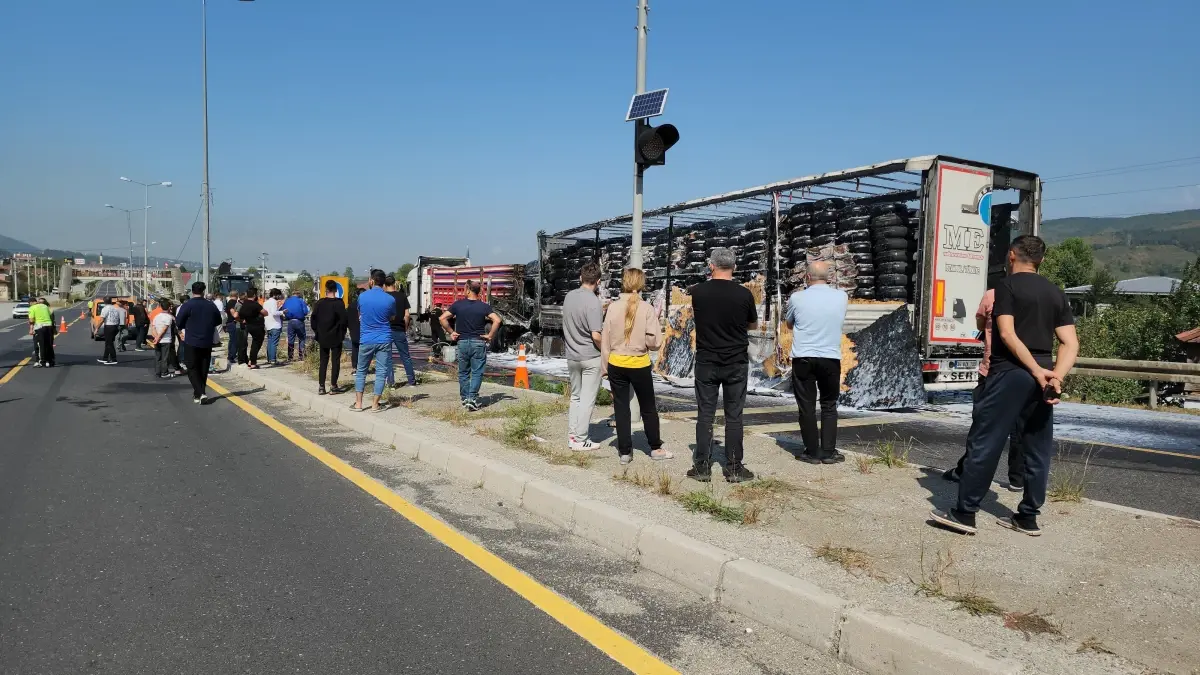 Düzce\'de LPG Yüklü TIR Yangını: Trafik 2 Saat Kapalı Kaldı