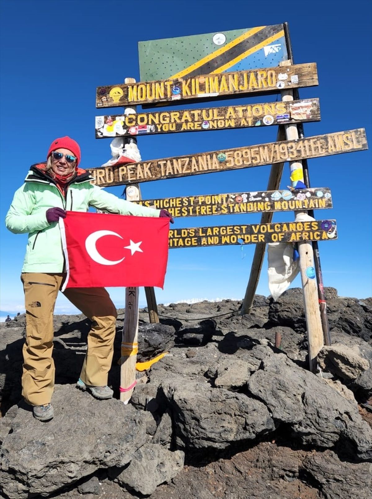 Kilimanjaro Dağı\'na Tırmanarak Kız Çocuklarının Eğitimi İçin Destek Verdi