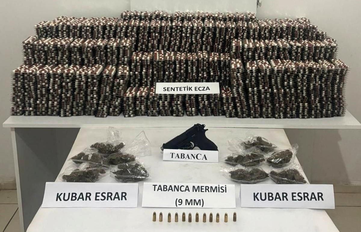 Manisa\'da Jandarmadan Sentetik Ecza Operasyonu: 54 Bin Adet Ele Geçirildi