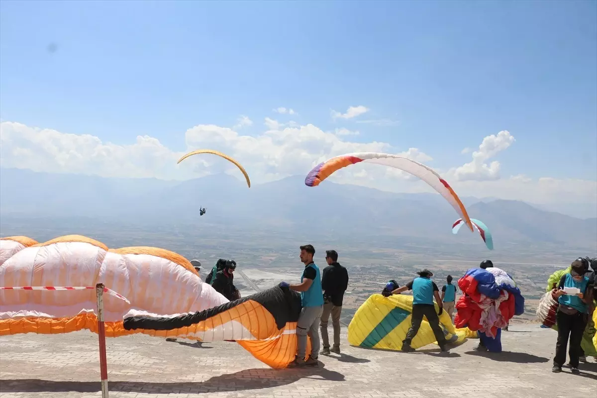 Erzincan\'da Yamaç Paraşütü XC Open Şampiyonası Başladı