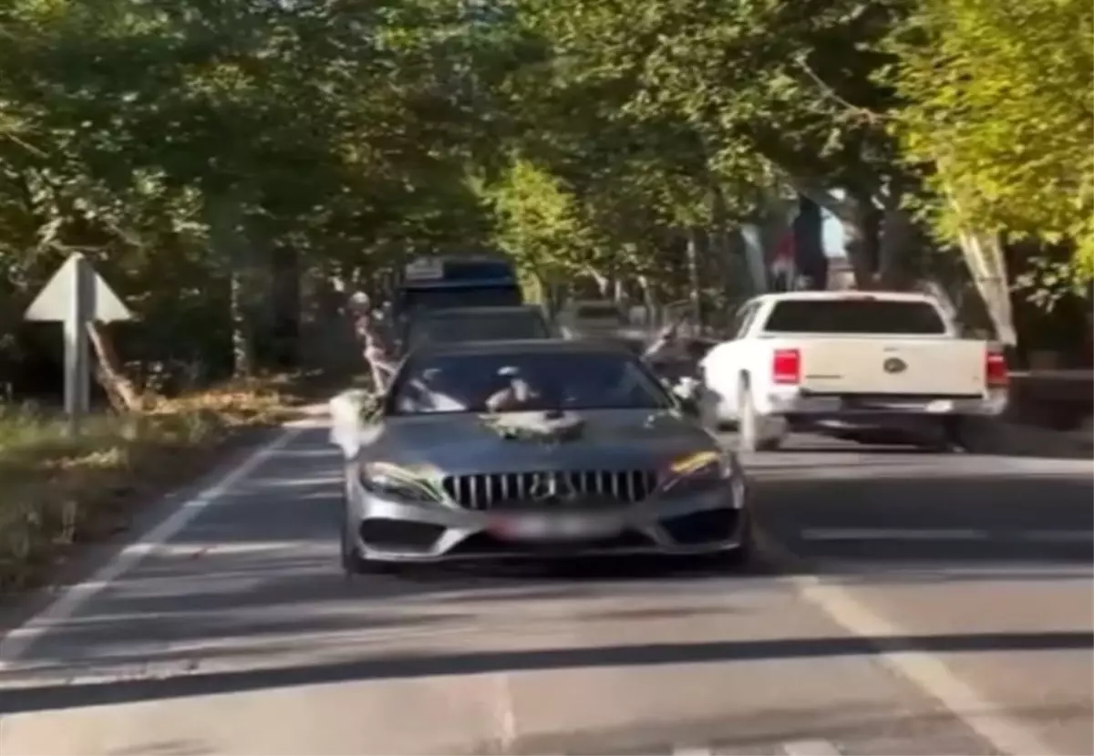 Yalova\'da Düğün Konvoyunda Havaya Ateş Açan Damat ve Gelin Gözaltına Alındı