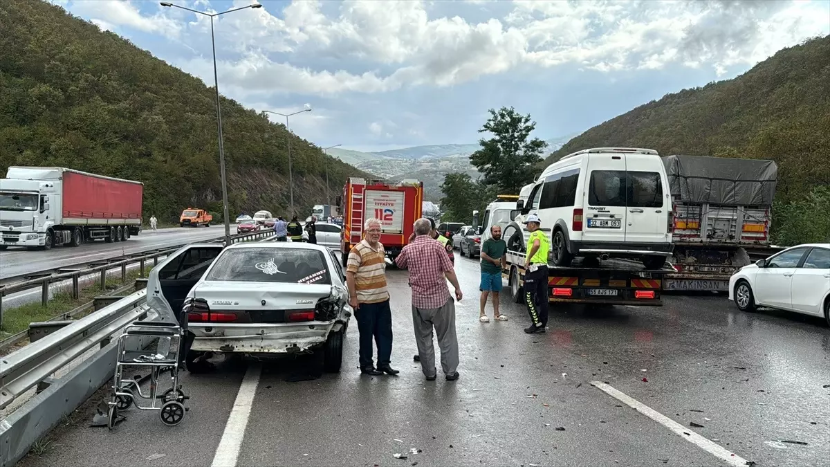 Samsun\'da Zincirleme Trafik Kazası: 1\'i Ağır 5 Kişi Yaralandı