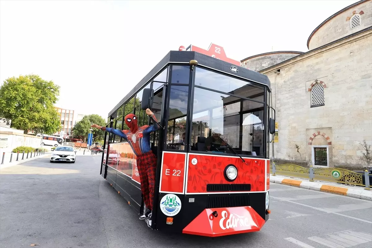 Örümcek Adam Kostümüyle Türkiye\'yi Gezen Salih Ayaz Koç\'un 39. Durağı Edirne Oldu