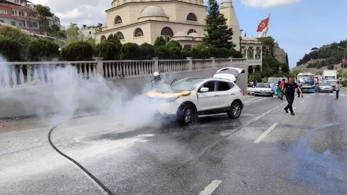 Hatay\'da seyir halindeyken motor kısmı alev alan cipte hasar oluştu