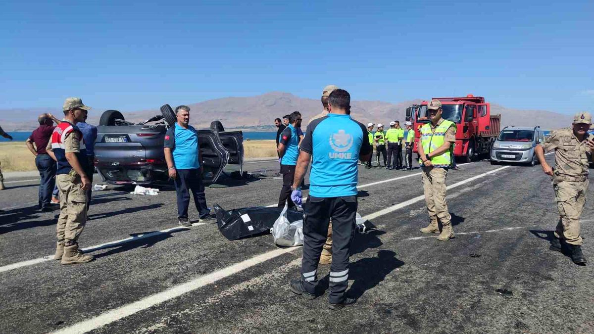 Van-Erciş kara yolunda trafik kazası: 2 ölü, 4 yaralı