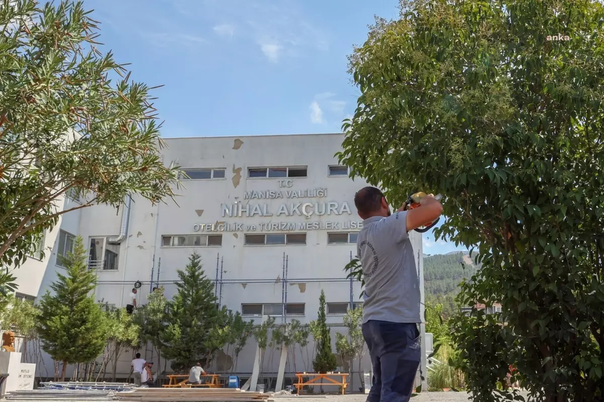 Yunusemre Belediyesi Liselerde Bakım ve Temizlik Çalışması Yürütüyor