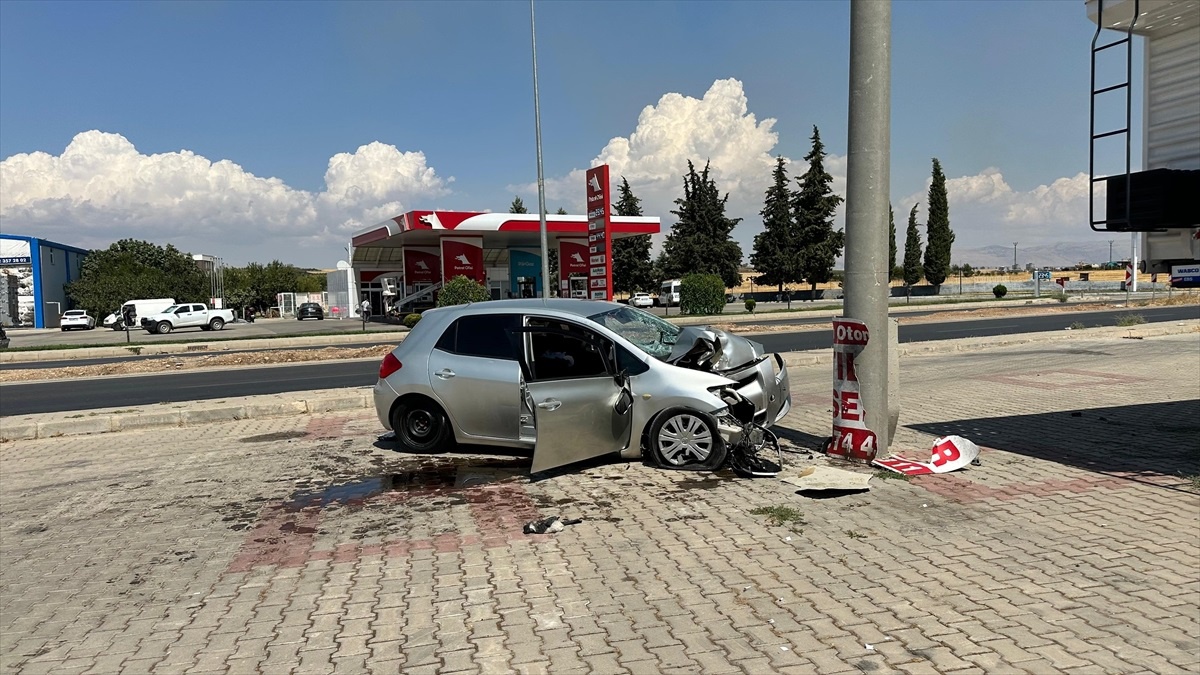 Adıyaman\'da Elektrik Direğine Çarpan Otomobilin Sürücüsü Hayatını Kaybetti