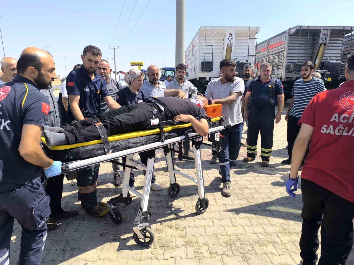 Adıyaman\'da Kalp Krizi Geçiren Sürücü, Kontrolden Çıkan Araçla Elektrik Direğine Çarparak Hayatını Kaybetti