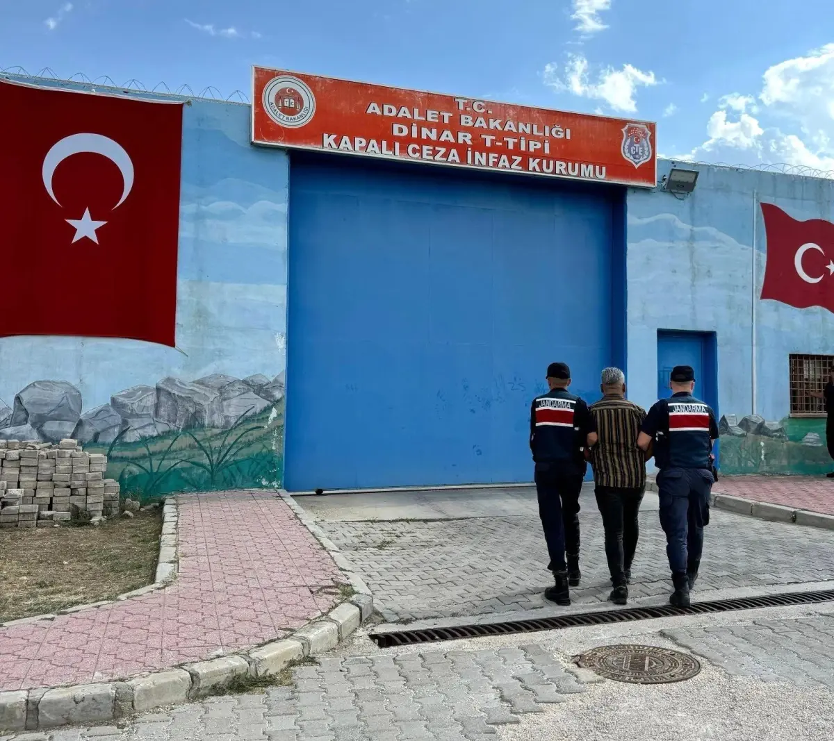 Afyonkarahisar İl Jandarma Komutanlığı, hapis cezası bulunan şahsı yakaladı