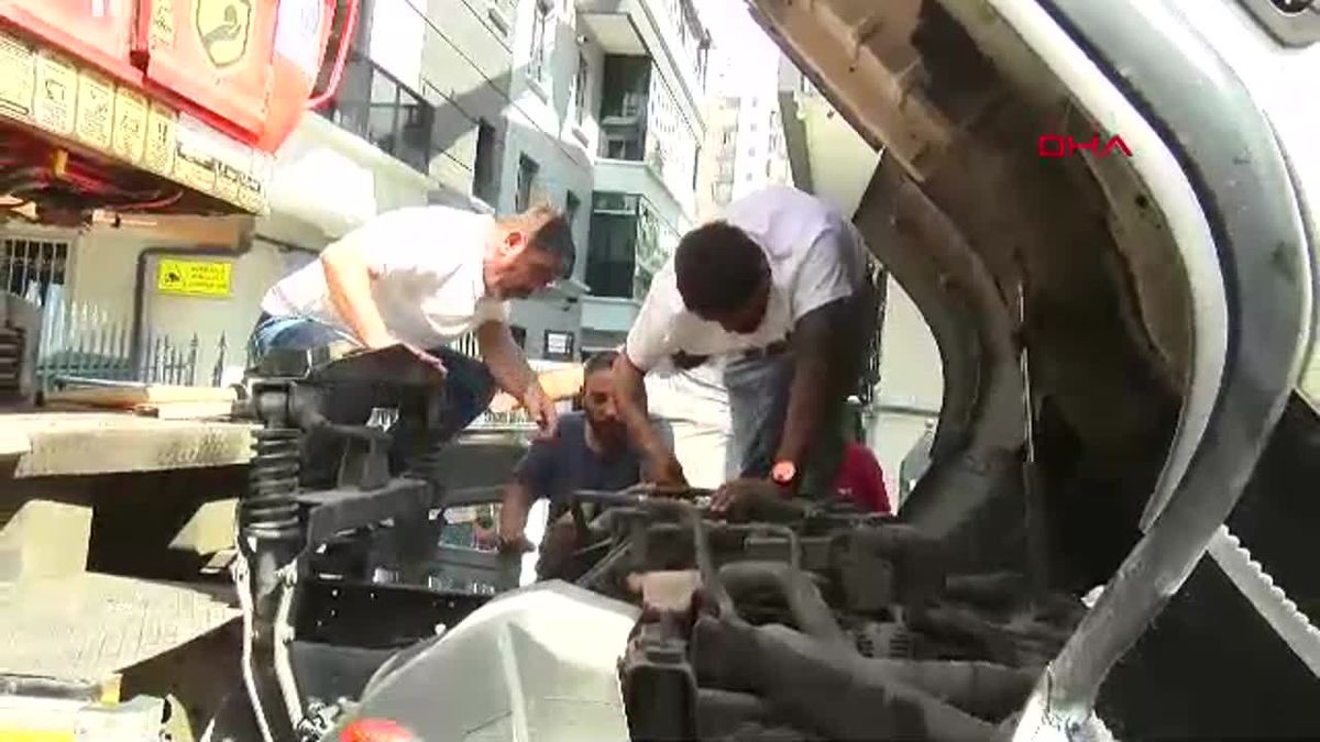 Ankara\'da binaya malzeme taşıyan vinç devrildi