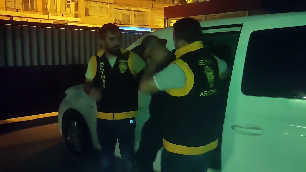 Adana\'da Operasyonda 3 Ruhsatsız Tabanca ve Uyuşturucu Hap Ele Geçirildi