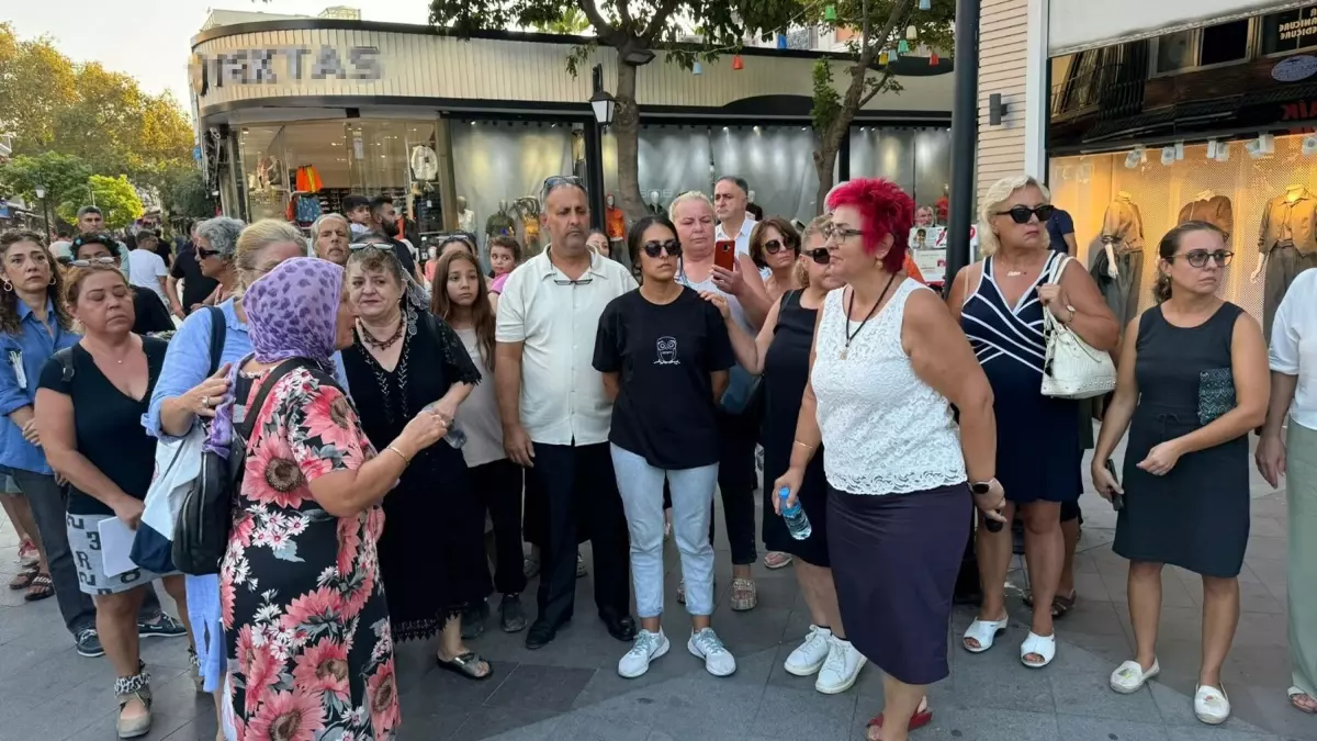 Kuşadası\'nda Kadın Cinayetlerine Tepki Eylemi Düzenlendi