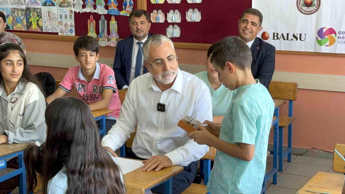 Bakan Işıkhan, Düzce\'de Tarım İşçilerinin Çocuklarını Ziyaret Etti