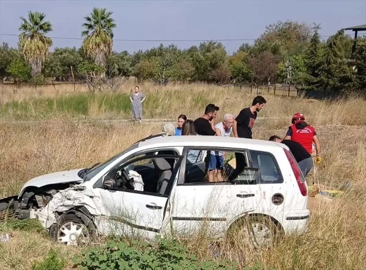 Ayvalık\'ta iki otomobilin karıştığı kazada 2 kişi yaralandı