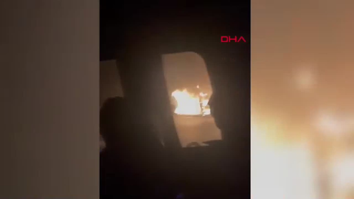 Başakşehir\'de Seyir Halindeki Otomobil Alev Alev Yandı