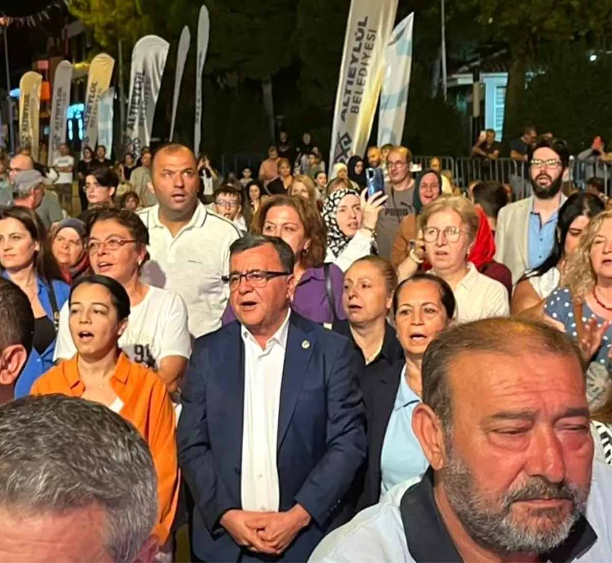 Altıeylül Belediye Başkanı Hakan Şehirli Konseri Ayakta İzledi