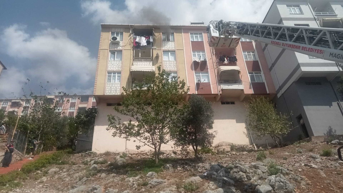 Kocaeli\'de 3 Katlı Binanın Bodrum Katında Yangın: 3 Kişi Dumandan Etkilendi