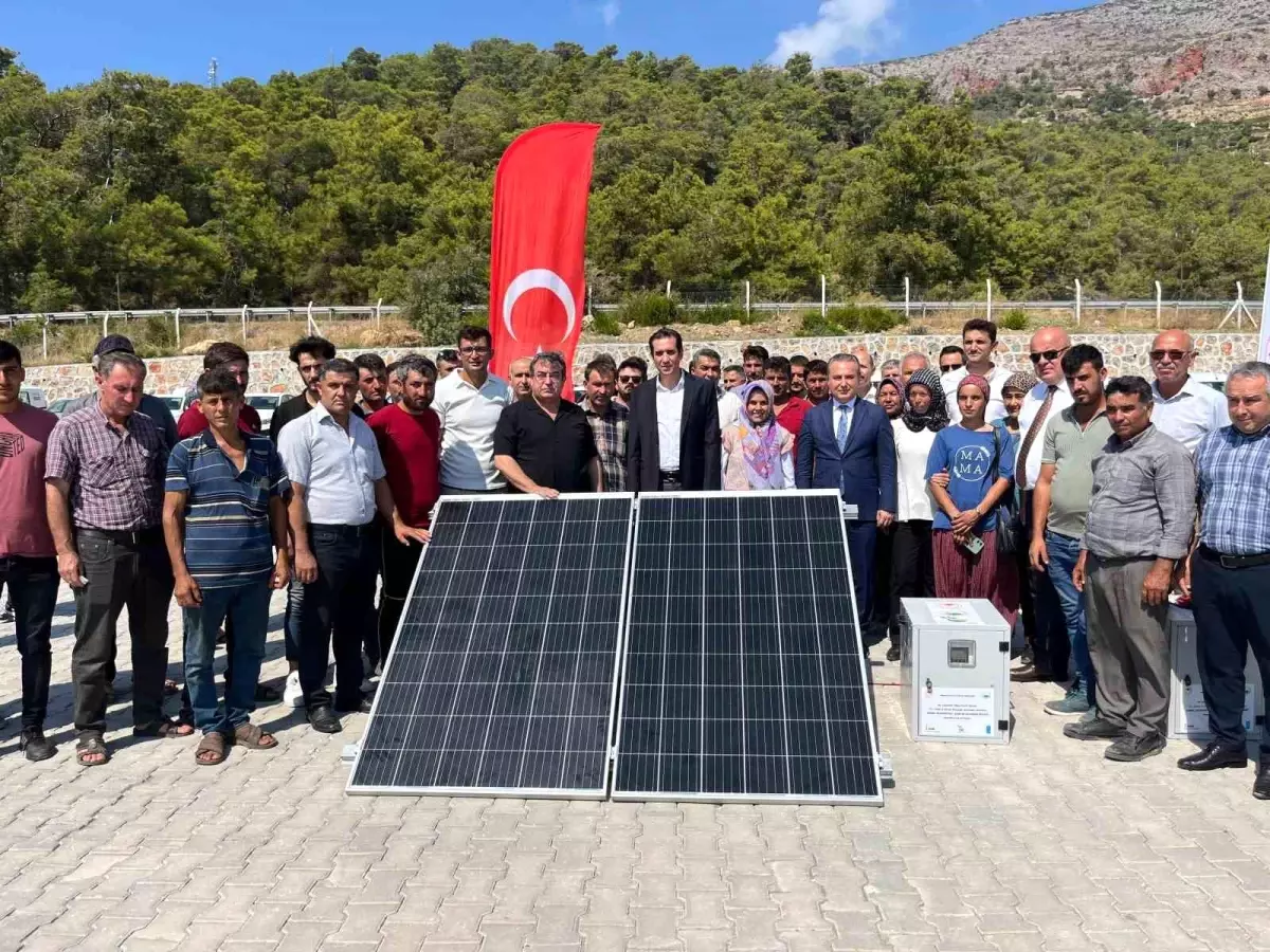 Bozyazı\'da Hayvan Yetiştiricilerine Taşınabilir Güneş Enerjisi Paneli Dağıtıldı