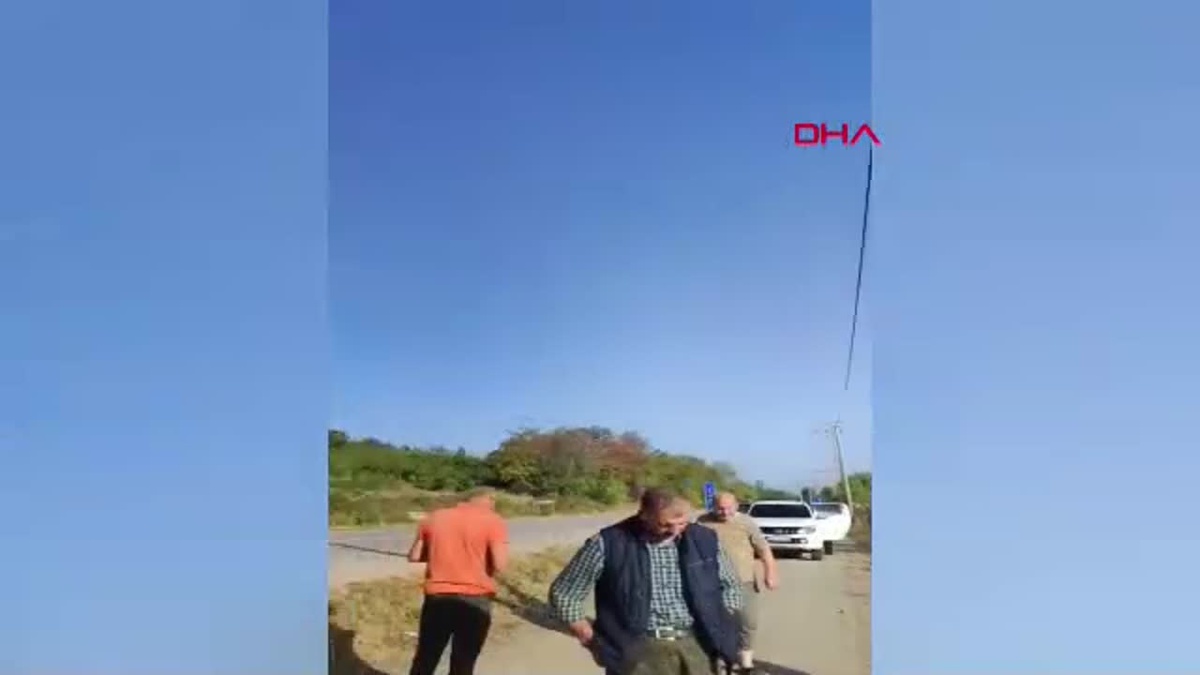 İnegöl\'de Otomobil Beton Direğe Çarptı: Sürücü Yaralandı