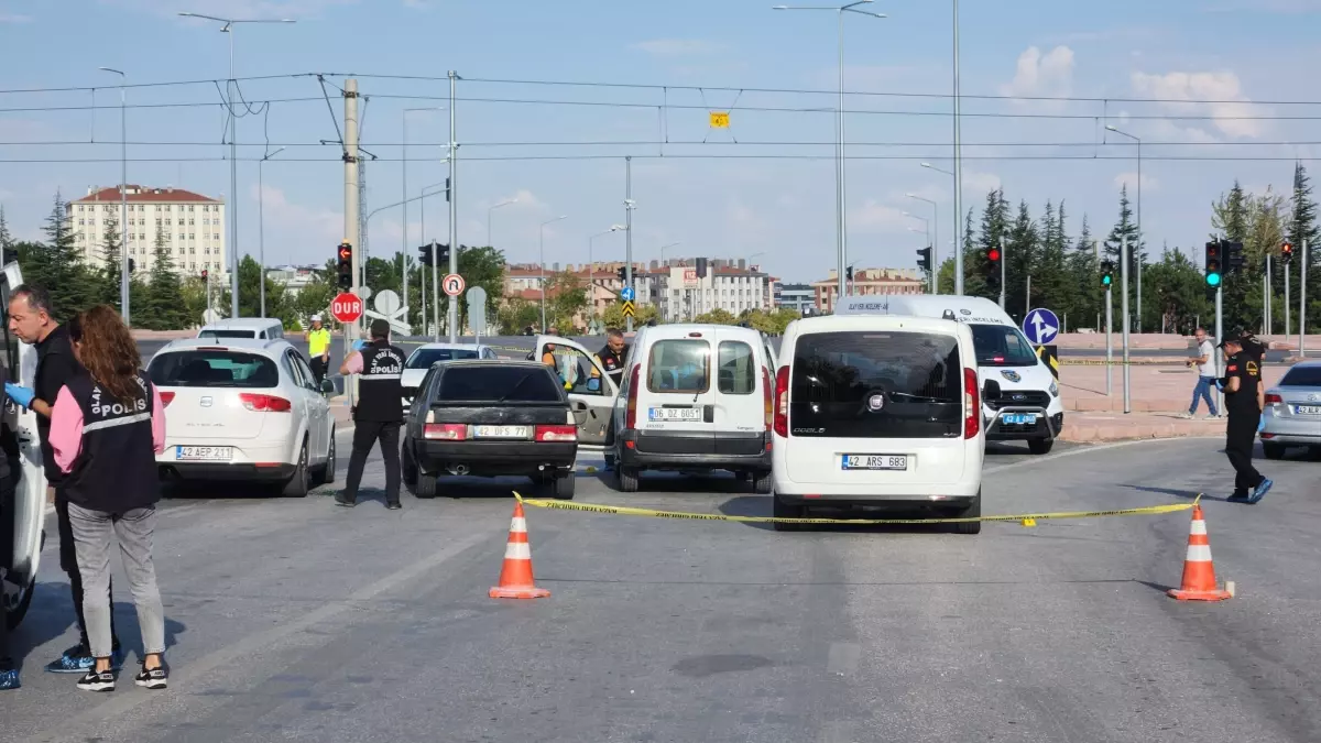 Konya\'da Çalıntı Araçla Kaçan Şüphelilere Polis Ateşle Karşılık Verdi