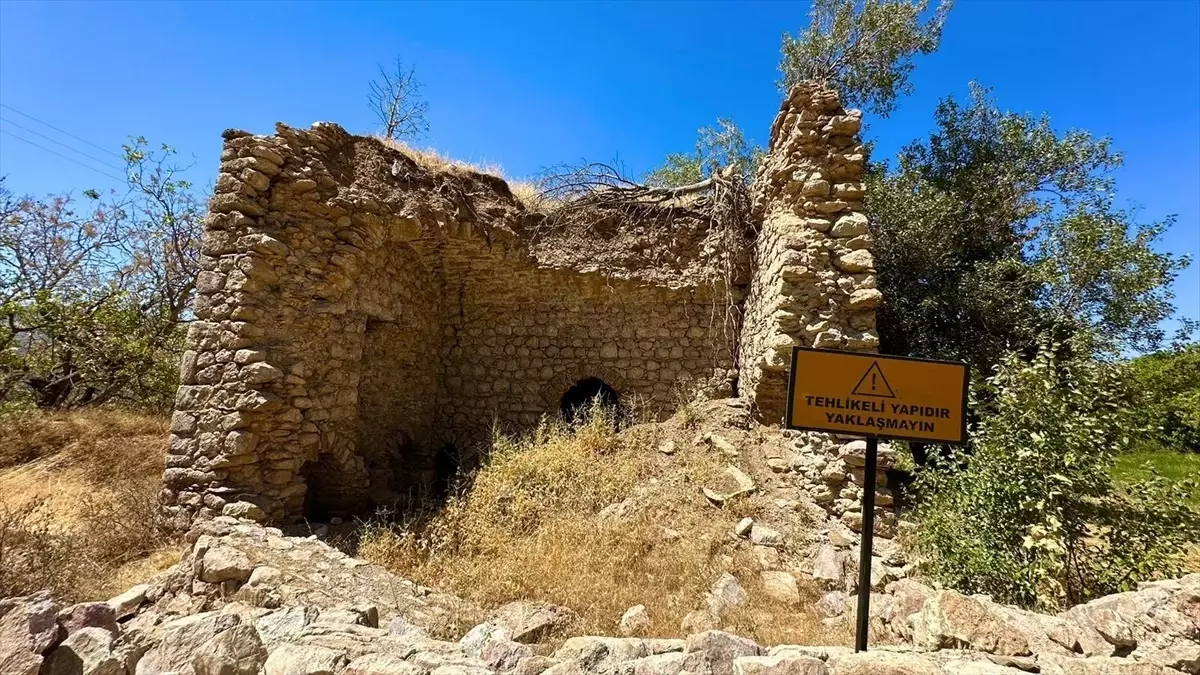 Hakkari Kaymakamı Akpınar\'dan Çubuklu Köyündeki Kilise Kalıntısına Ziyaret