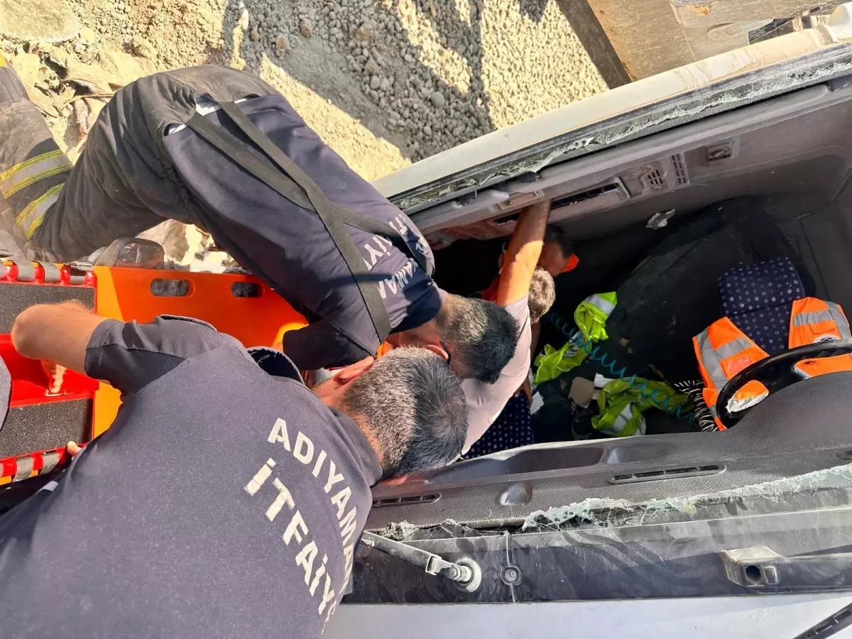 Adıyaman\'da Hafriyat Kamyonu Devrildi, Şoför Kurtarıldı