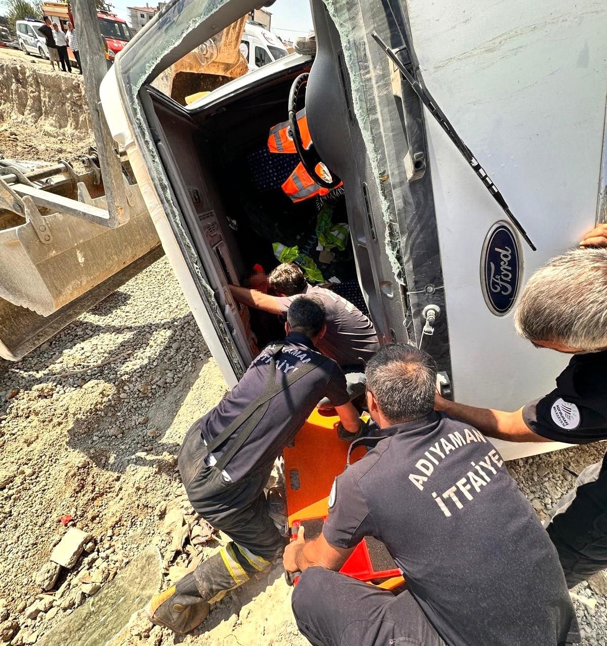 Adıyaman\'da Devrilen Kamyonda Sıkışan Sürücü Kurtarıldı