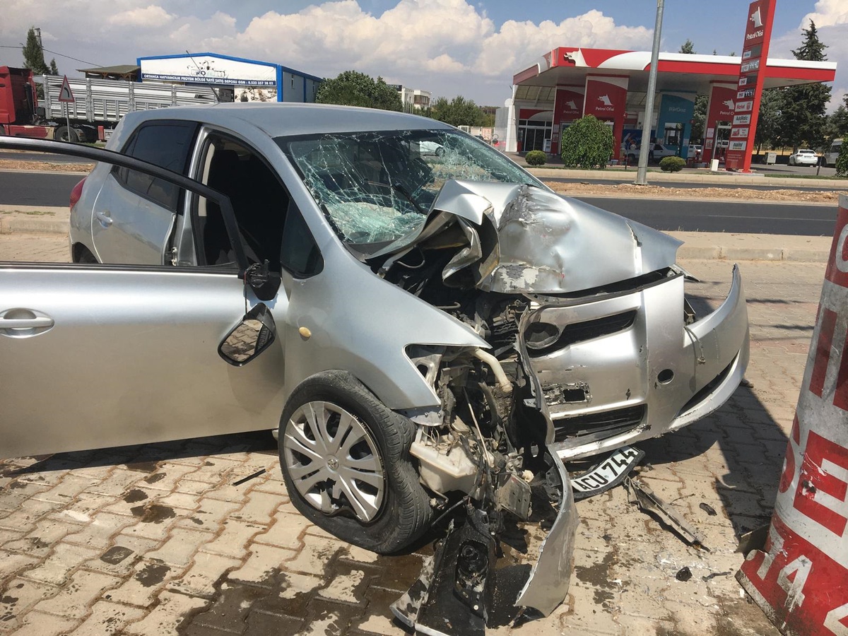 Kalp Krizi Geçiren Şahıs Elektrik Direğine Çarparak Hayatını Kaybetti