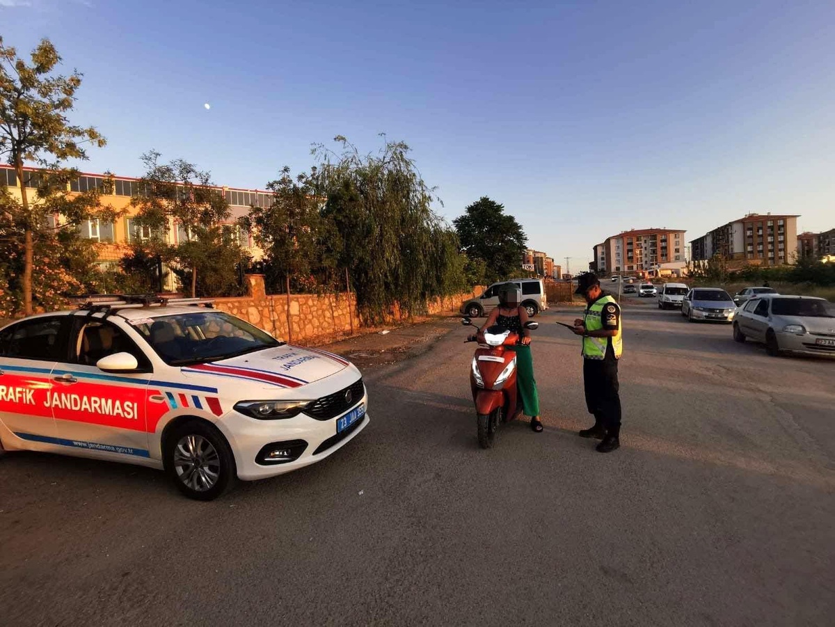 Elazığ\'da Eş Zamanlı Şok Yol Uygulaması: 3 Şahıs Yakalandı