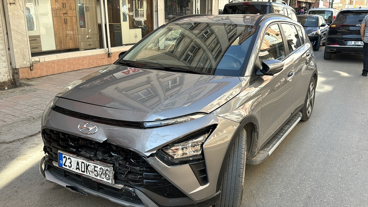 Elazığ\'da Otomobil Çarpışması: Bir Kişi Yaralandı