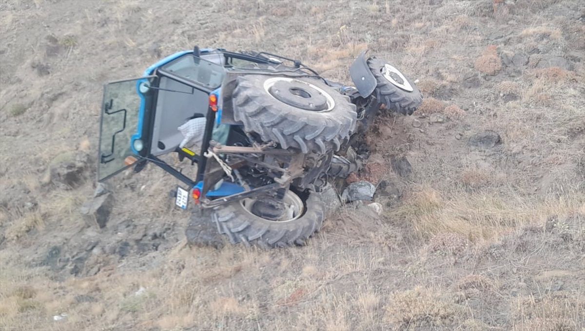 Erzincan\'da Şarampole Devrilen Traktörde Baba ve Oğlu Yaralandı