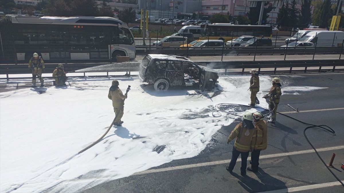 Esenyurt\'ta Seyir Halindeki Araçta Yangın, D-100 Trafiği Kapandı