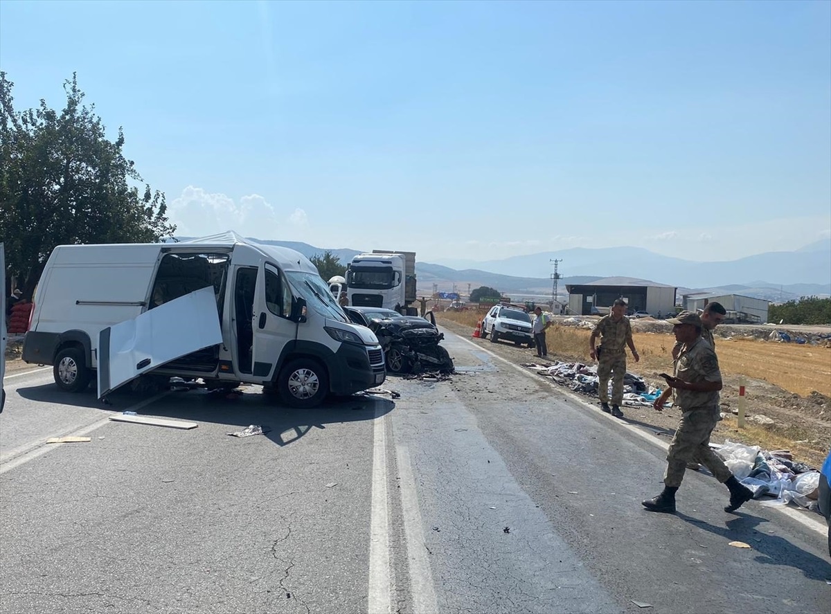 Gaziantep\'te Kamyonet ve Otomobil Çarpıştı: 3 Yaralı