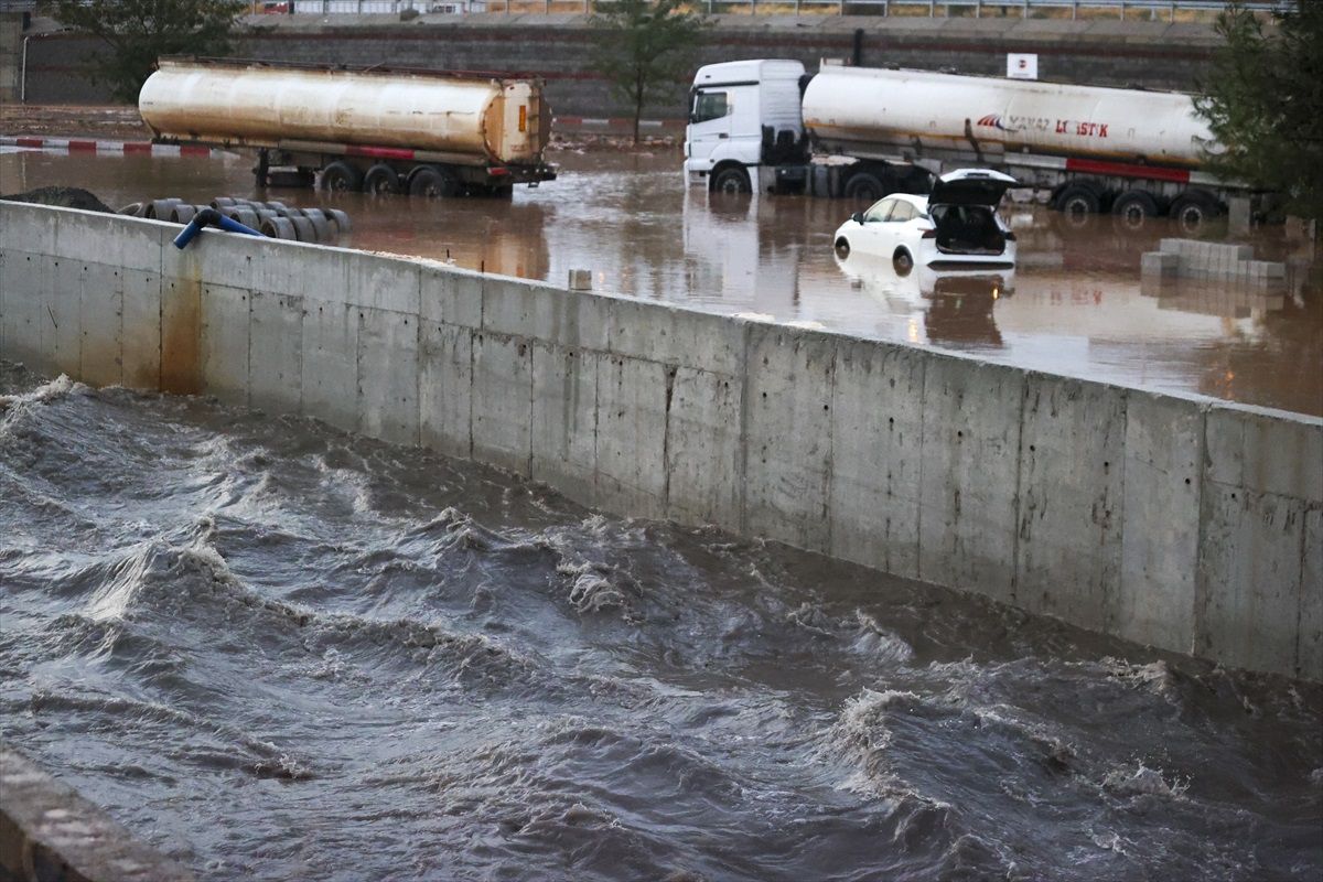 Gaziantep\'te Sağanak Yağış Hayatı Olumsuz Etkiledi